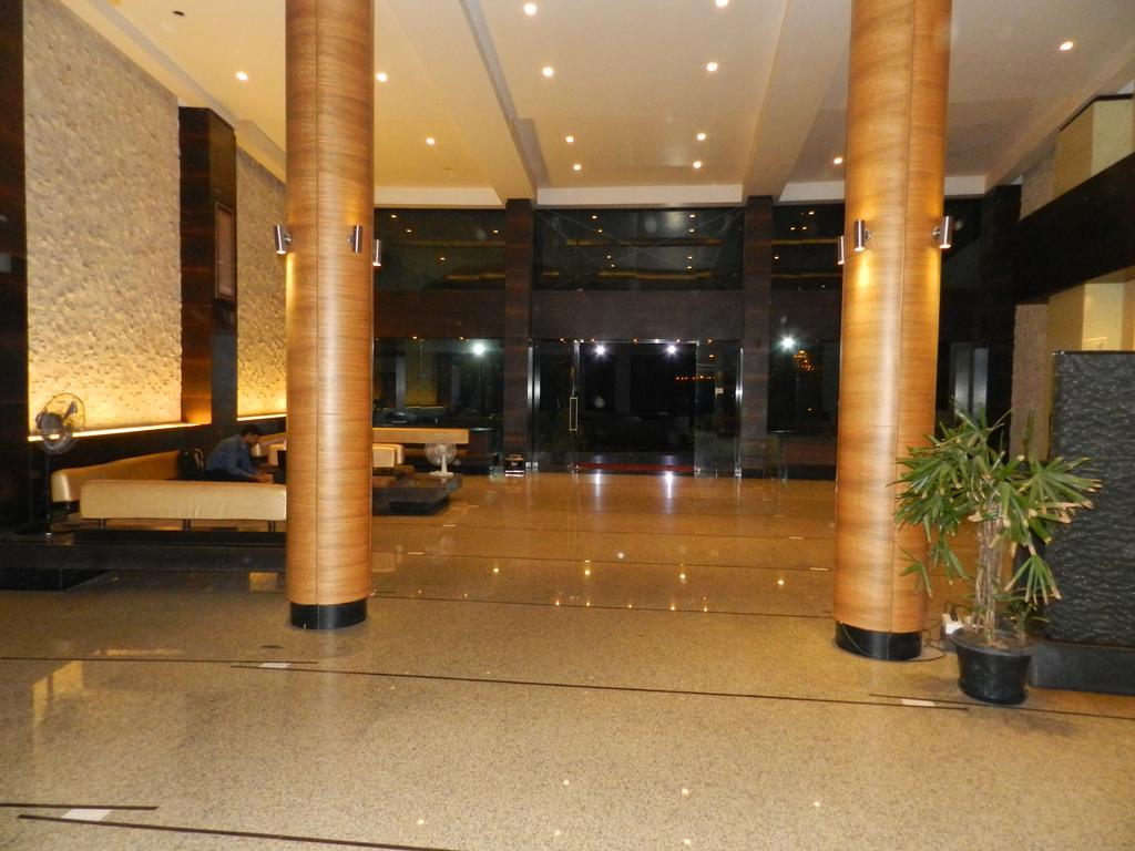 Hotel Rock Regency Toranagallu Kültér fotó