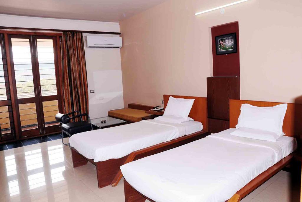 Hotel Rock Regency Toranagallu Kültér fotó