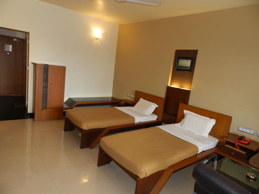 Hotel Rock Regency Toranagallu Kültér fotó