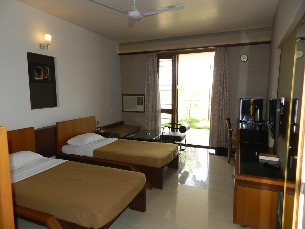 Hotel Rock Regency Toranagallu Kültér fotó
